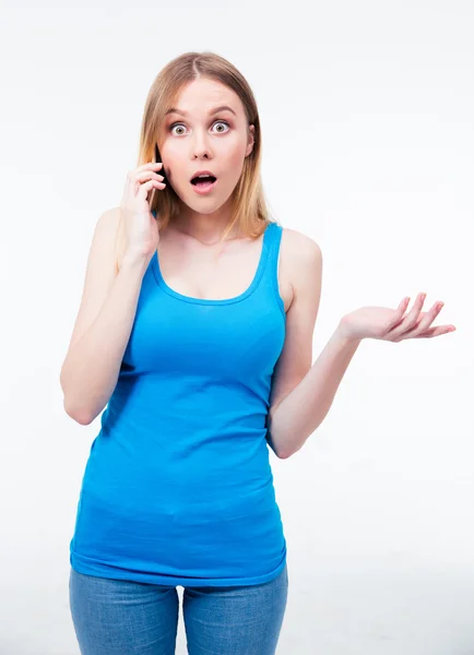 Surprised woman talking on the phone — Stock Photo, Image