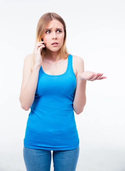 Bekymret kvinne som snakker i telefonen – stockfoto