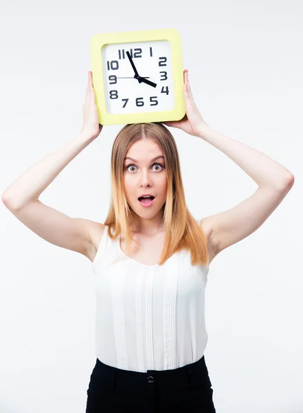 Здивована жінка тримає великий годинник — стокове фото