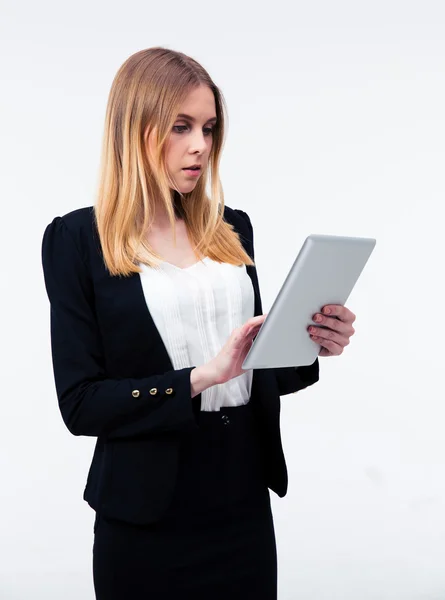 Giovane donna d'affari utilizzando tablet computer — Foto Stock