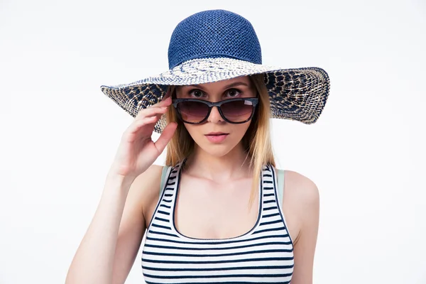 Jeune femme branchée en chapeau et lunettes de soleil — Photo