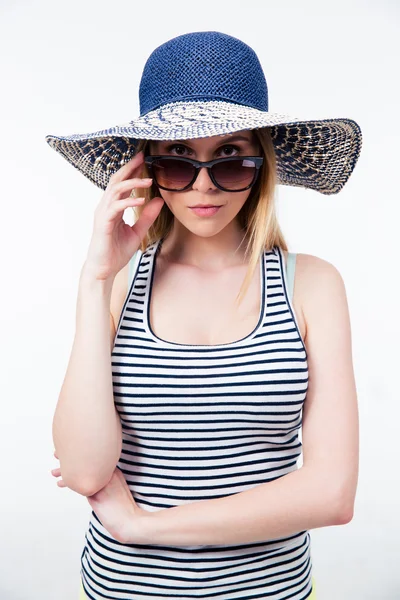 De jonge vrouw mode in hoed en zonnebril — Stockfoto