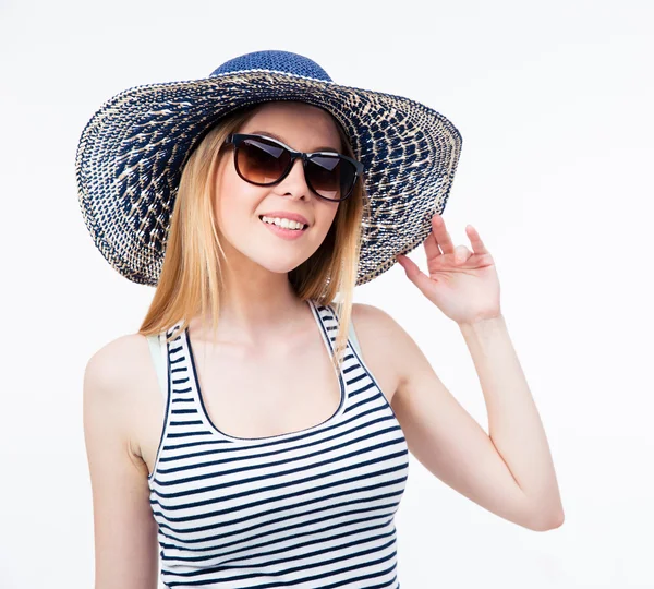 Felice giovane donna in cappello e occhiali da sole — Foto Stock