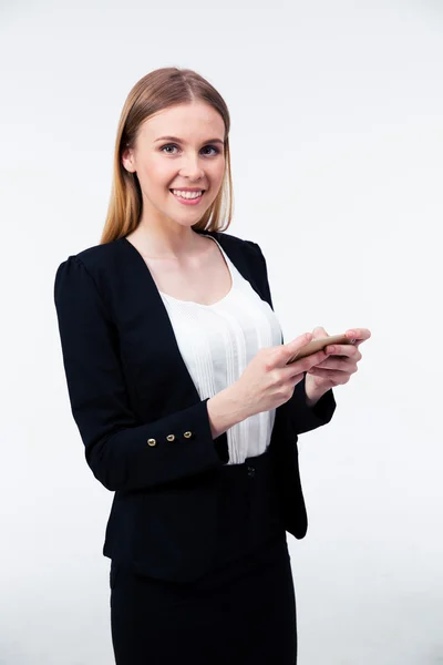 Smiling young businesswoman using her smartphone — Stock Photo, Image