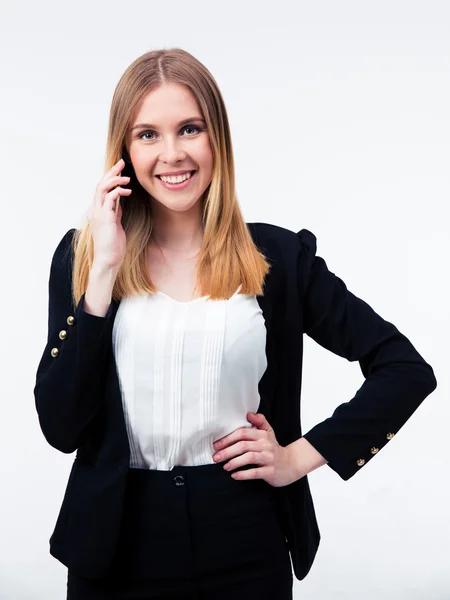 Sorridente donna d'affari che parla al telefono — Foto Stock