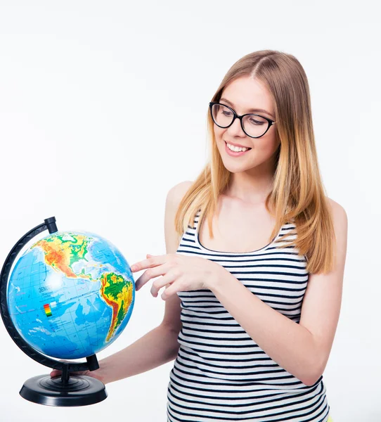 Mujer sonriente en gafas sosteniendo mundo globo — Foto de Stock