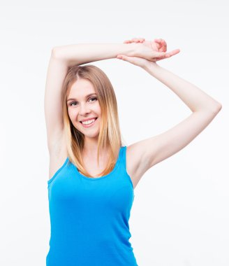 Gri arka plan üzerinde poz gülümseyen güzel kadın