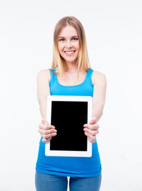 Mutlu kadın gösteren tablet bilgisayar ekranı 