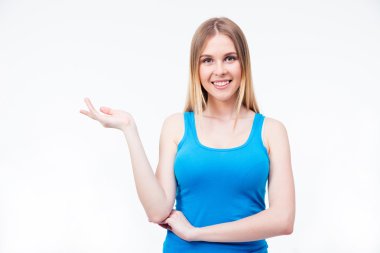 Gülümseyen kadın bir şey avuç içinde sunulması