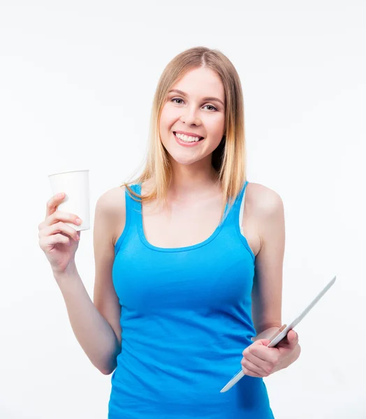 タブレット コンピューターとコーヒー カップを保持している女性の笑顔 — ストック写真