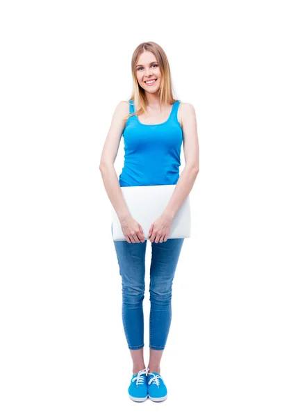 Sonriente joven mujer de pie con el ordenador portátil — Foto de Stock