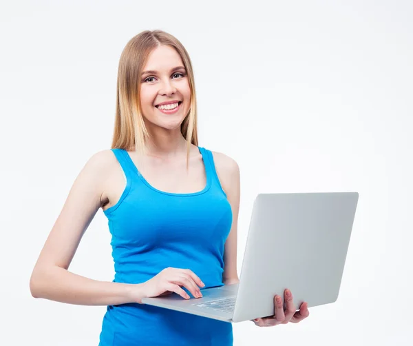 Usměvavá mladá žena stojící s notebookem — Stock fotografie