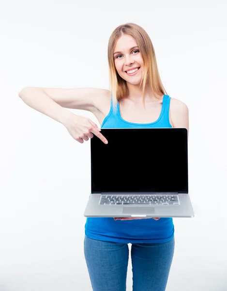 Mulher apontando dedo na tela do laptop — Fotografia de Stock