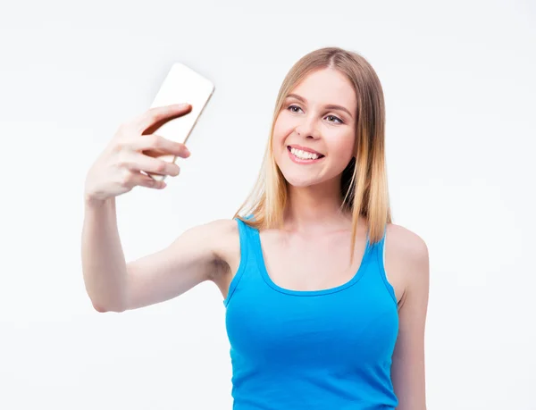 Sorrindo jovem mulher fazendo foto no smartphone — Fotografia de Stock