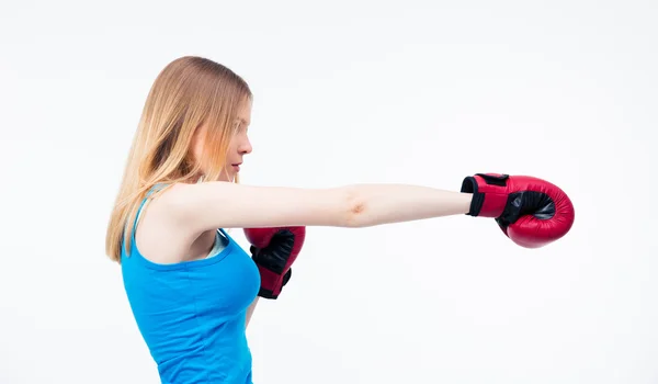 Vista laterale ritratto di una giovane donna in guanti da boxe — Foto Stock