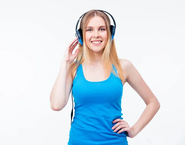 Mujer alegre con auriculares escuchando música — Foto de Stock