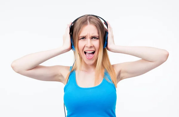 Mujer gritando mientras escucha música en los auriculares — Foto de Stock