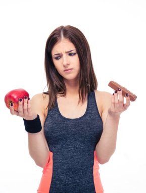 Spor kadın elma ve çikolata arasında seçim yapma