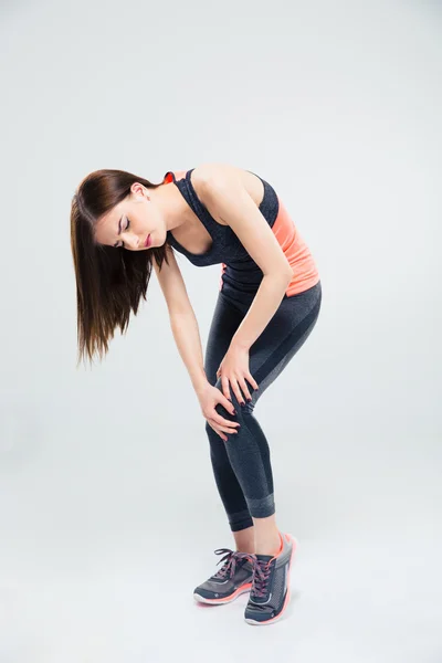 Mujer deportiva con dolor en la rodilla — Foto de Stock