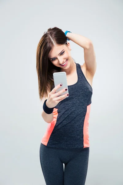 Sportiga kvinnan med smartphone — Stockfoto