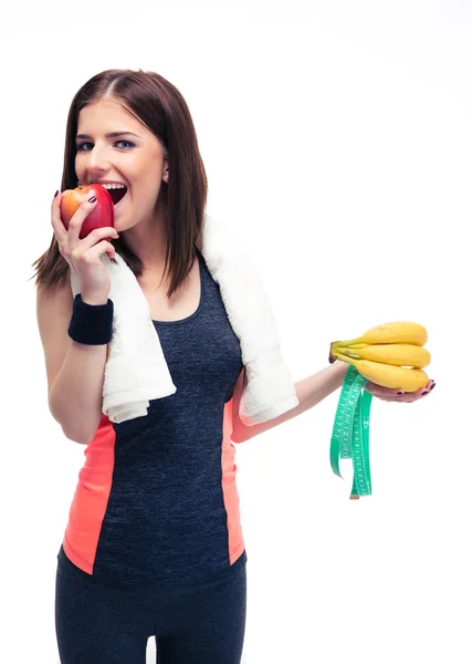 Jabłko jedzenie kobieta i gospodarstwa banana z taśma miernicza — Zdjęcie stockowe