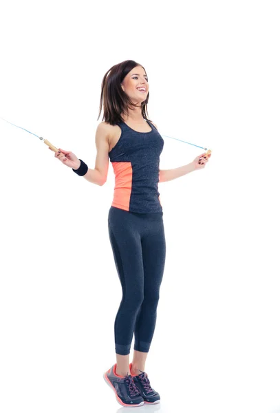 Улыбающаяся женщина делает упражнения с помощью скакалки — стоковое фото