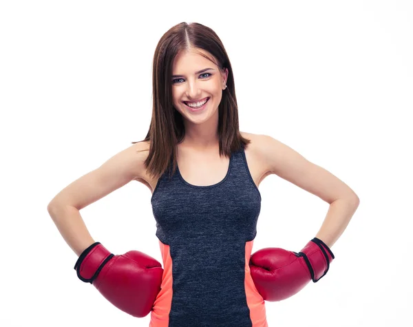 Mujer de fitness sonriente con guantes de boxeo rojos — Foto de Stock