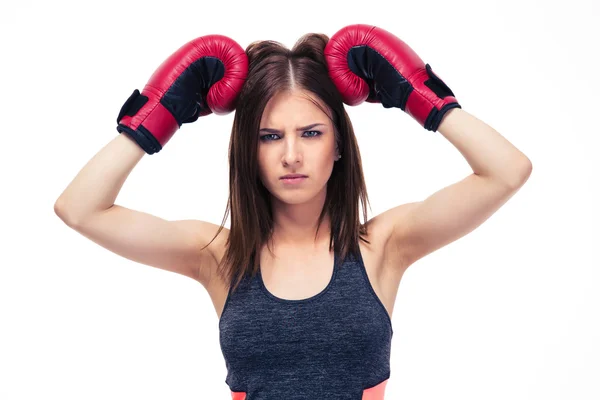 Portret van een mooie, leuke vrouw in bokshandschoenen — Stockfoto