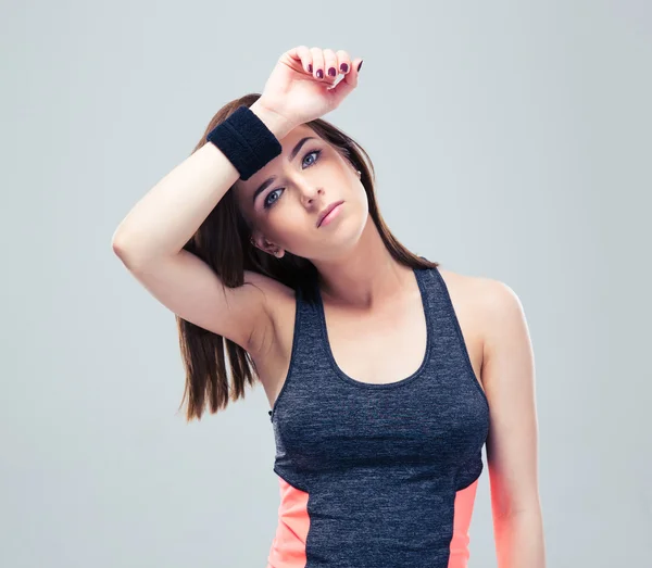 Fitness donna asciuga il sudore dalla fronte — Foto Stock