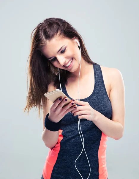 Mujer deporte feliz usando teléfono inteligente — Foto de Stock