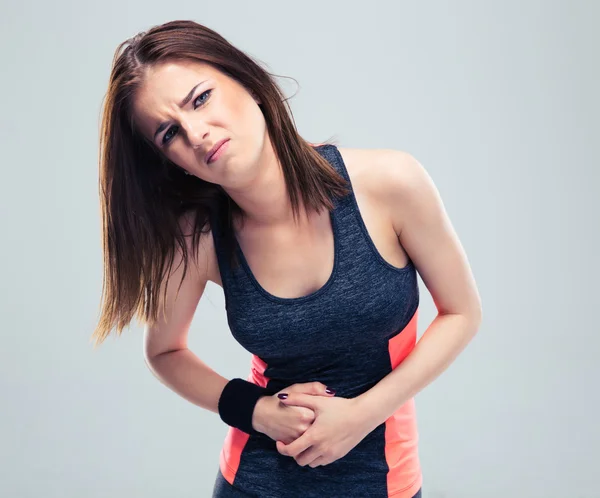 Mujer fitness con dolor de estómago — Foto de Stock