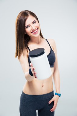 Kavanoz protein fotoğraf makinesinde bir mutlu sportif kadın