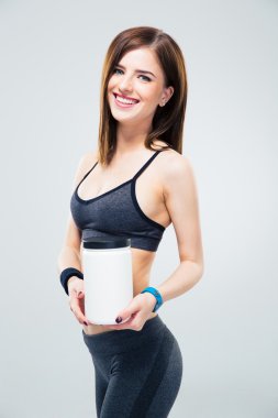 Fitness kadın holding kavanoz protein gülümseyen