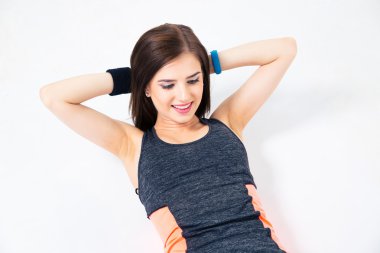 fitness kadının karın egzersizleri yapması