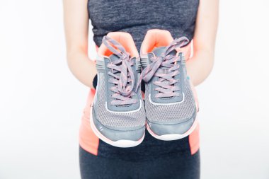 Kadının holding spor ayakkabı eller