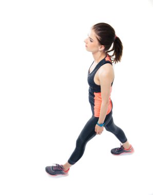 Beyaz arka plan üzerinde yürüyen sportif kadın