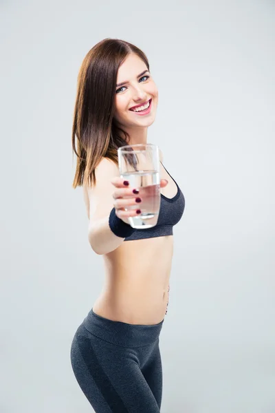 Deportiva mujer dando vaso de agua en la cámara — Foto de Stock