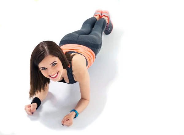 Mujer deportiva feliz haciendo ejercicios en el suelo — Foto de Stock