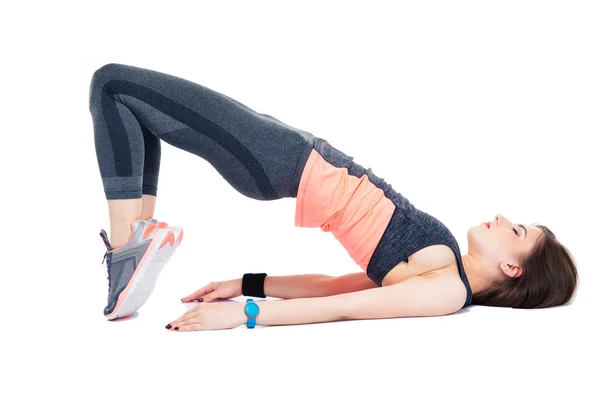 Женщина делает упражнения на растяжку на полу — стоковое фото