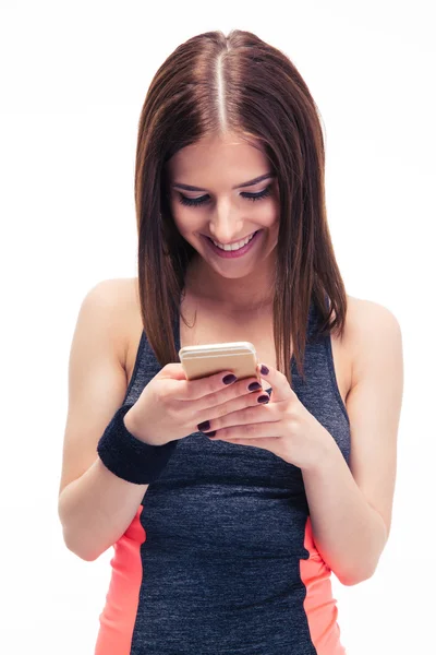 Lachende sportieve vrouw gebruikend smartphone — Stockfoto