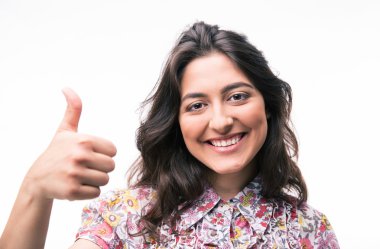 mutlu genç bir kadın baş gösteren