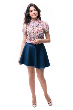 Mutlu kadın ayakta beyaz bir arka plan üzerinde izole