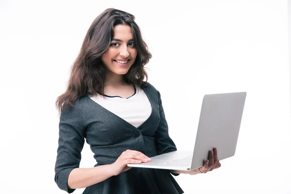 Щаслива бізнес-леді використовуючи ноутбук — стокове фото