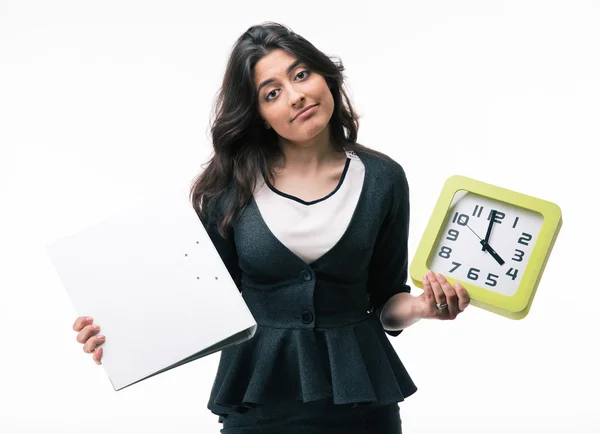 Geschäftsfrau mit Ordner und Uhr — Stockfoto