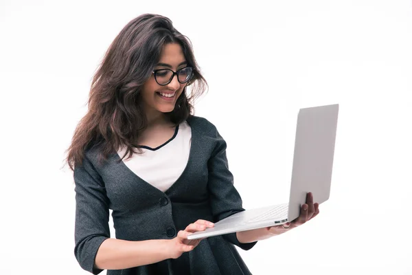 Glimlachende zakenvrouw met laptop — Stockfoto