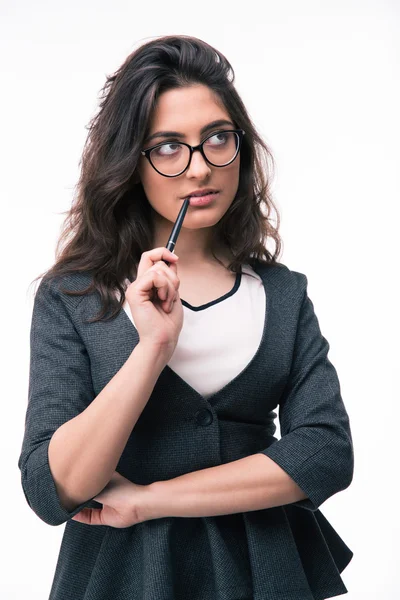 Portret van een peinzende zakenvrouw met pen — Stockfoto