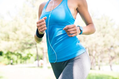 Parkta koşan kadın