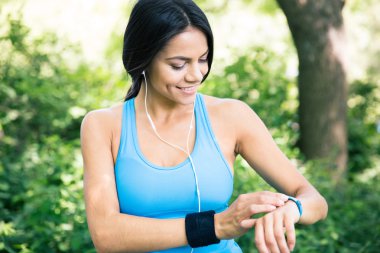 Gülümseyen sportif kadın akıllı izle açık havada kullanma