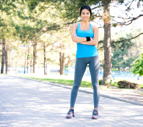 Fitness vacker kvinna står med armarna vikta utomhus — Stockfoto