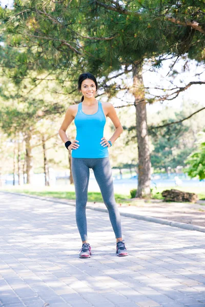 Retrato de una hermosa mujer deportiva al aire libre — Foto de Stock